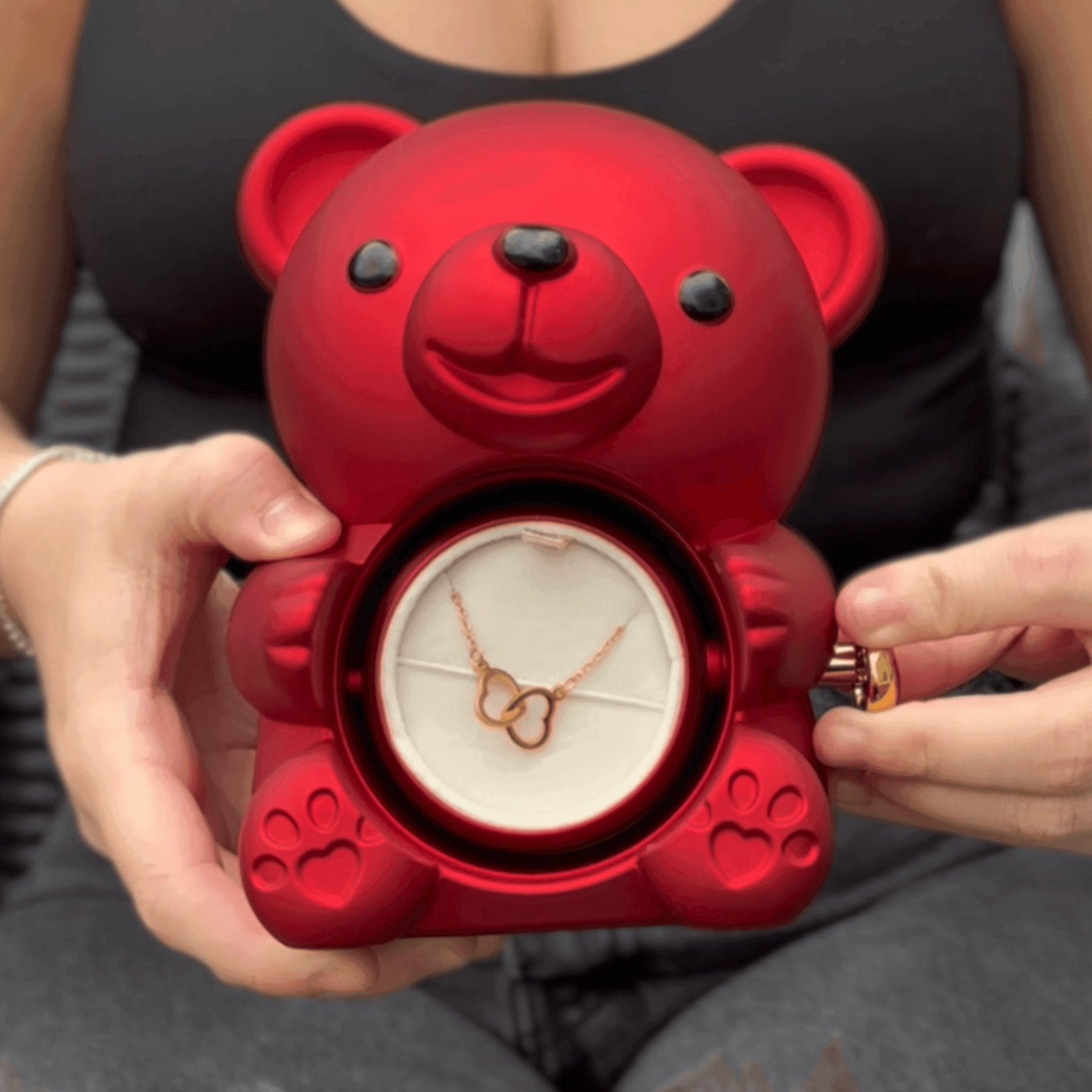 Urso com Rosa Eterna & Colar Gravado com Nomes